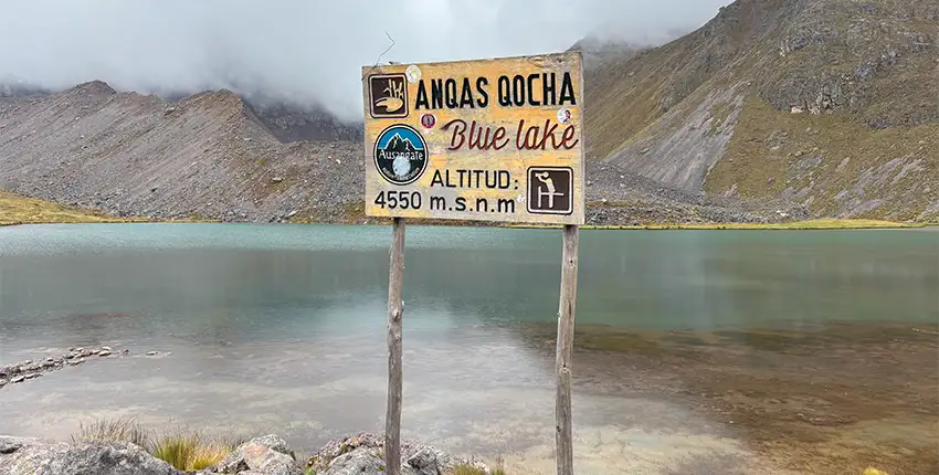 Otra imagen que muestra lo imponente de la laguna humnatay al pie del nevado