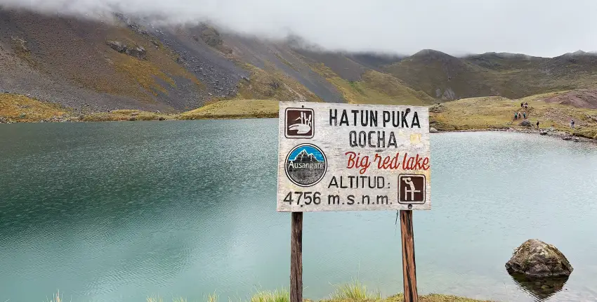 Fotografía de una mujer con sombrero posando para la laguna humantay