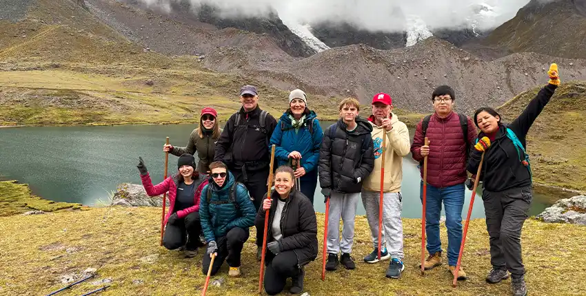 Portada de presentacion de la Laguna Humantay se presenta de fondo la Laguna Humantay al pie del nevado