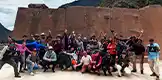 Miniatura de la imagen del Templo del Sol en Ollantaytambo con varios turistas posando delante